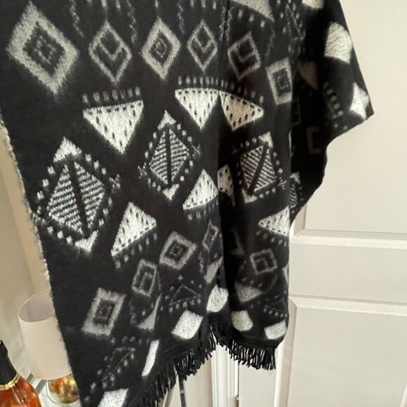 Womens' Cape Shawl Wrap Black Gray White Geometric Knitted Fringed - One Size - Picture 3 of 3